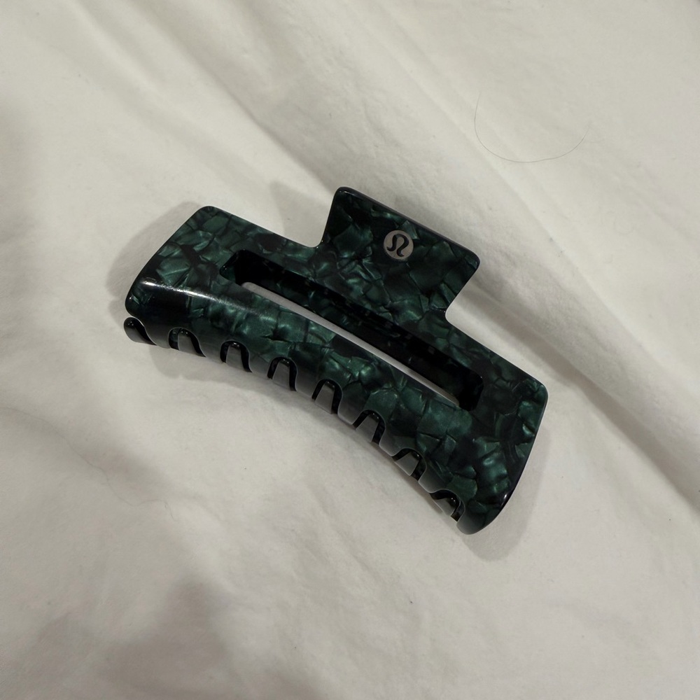 Lululemon claw clip